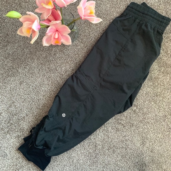 LULULEMON / BLACK CINCHED LEG CROPS - Picture 4 of 5